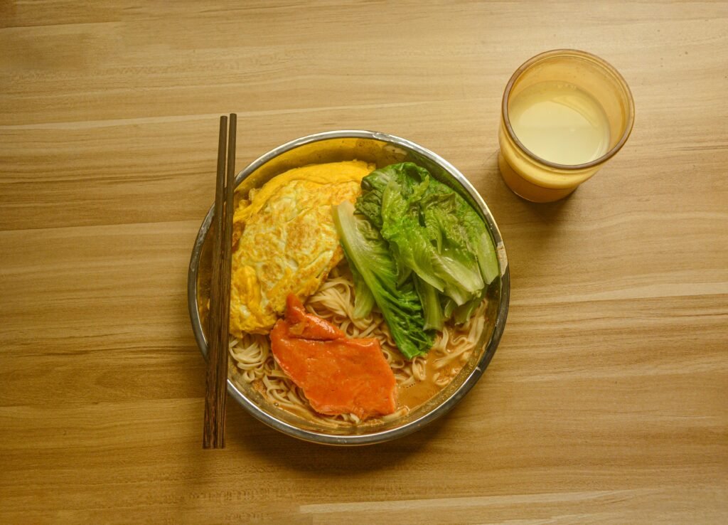 Balanced Ketogenic Diet Meal Plan with salmon, egg omelet, and low-carb vegetables